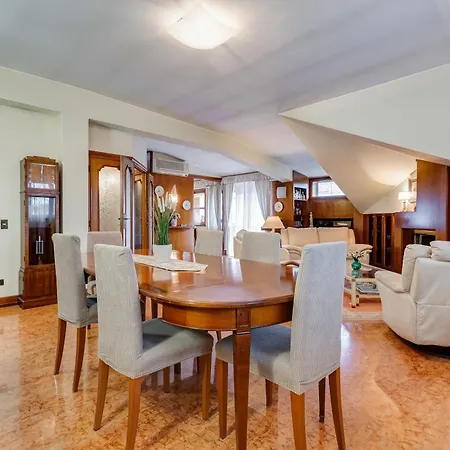 The Elegant Penthouse - Ampio Attico Con Posto Auto アパート ローマ