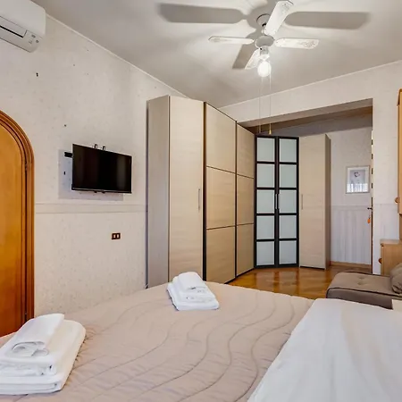 The Elegant Penthouse - Ampio Attico Con Posto Auto アパート ローマ