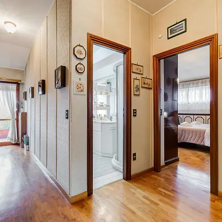 The Elegant Penthouse - Ampio Attico Con Posto Auto アパート ローマ