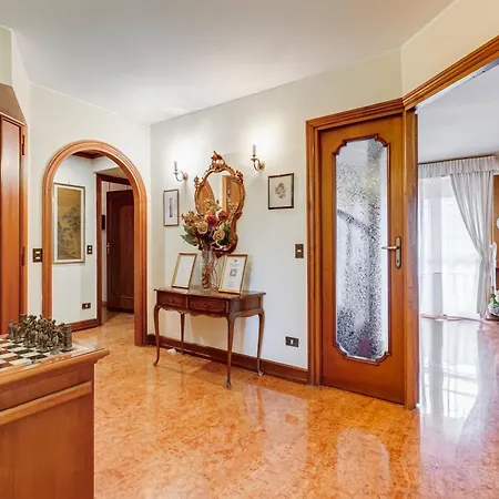 アパート The Elegant Penthouse - Ampio Attico Con Posto Auto ローマ