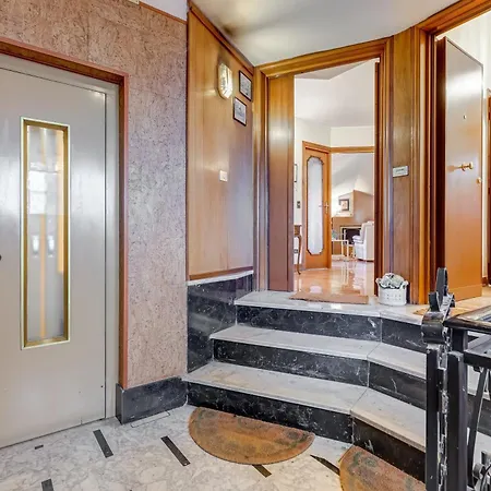 The Elegant Penthouse - Ampio Attico Con Posto Auto アパート ローマ